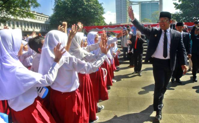 Rekor Kolaborasi Pianika dan Piano dimainkan Oleh Siswa SD