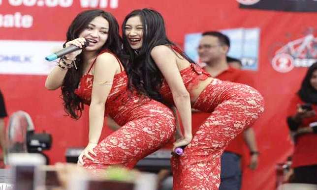 Tampil Seronok, Duo Serigala Dikecam