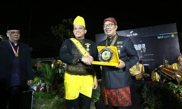 Emil Terima Penghargaan Tokoh Budaya Nusantara