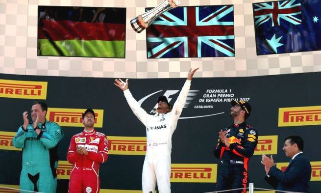 Duel Sengit dengan Vettel, Hamilton Menangi Balapan GP Spanyol