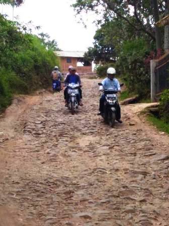 Desa Cihawuk Ancam Membelot Ke Garut jalan-rusak