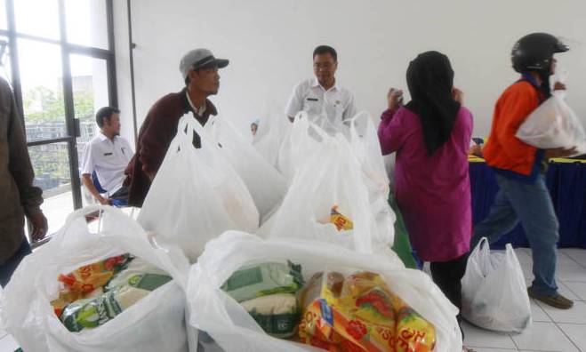 Paket Kepokmas Diserbu Warga