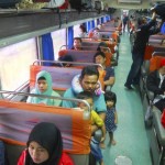 Pemudik Jalur Kereta Api -
