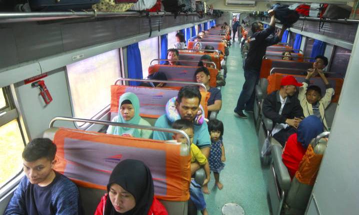 Pemudik Jalur Kereta Api -