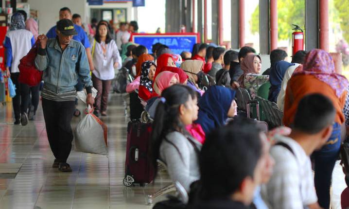Pemudik Jalur Kereta Api