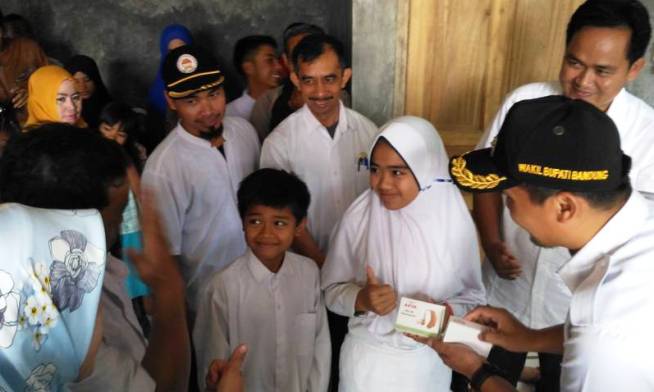 25 Anak Difabel, Bahagia Dapat Bantuan Alat Dengar bantuan difabel