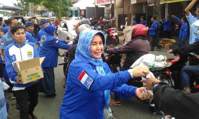 Partai Demokrat Berbagi dan Santuni Ratusan Yatim Partai Demokrat Berbagi dan Santuni Ratusan Yatim
