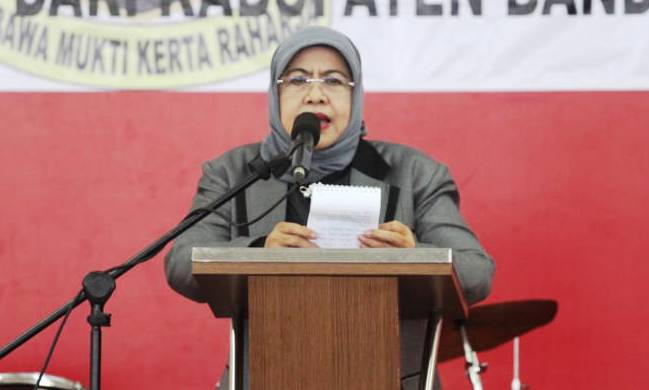 Elin S. Abubakar Dinobatkan Indung Tani Elin S. Abubakar Dinobatkan Indung Tani