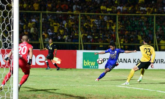 Persib Terlempar dari Sepuluh Besar