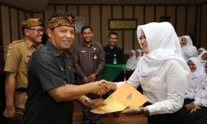 Telah Dapat SK, Bidan Desa Layak Jadi PNS