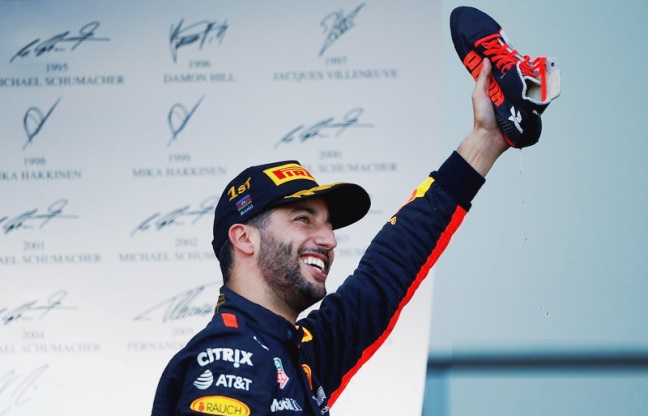 Ricciardo Menangi Balapan Penuh Drama di Baku Ricciardo Menangi Balapan Penuh Drama di Baku