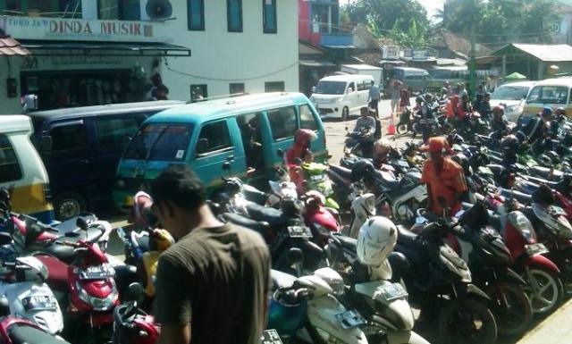 Angkot Keluhkan Retsibusi Organda Naik Angkot Keluhkan Retsibusi Organda Naik