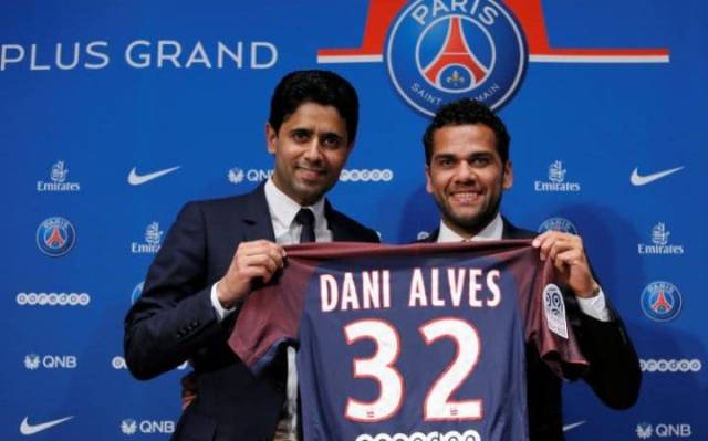 Dani Alves Resmi Gabung PSG
