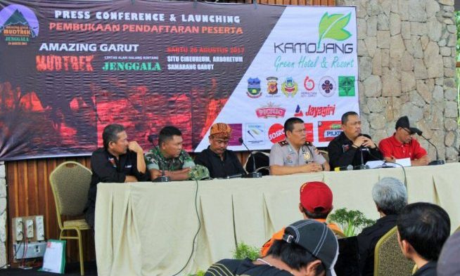 Jenggala Gelar Mudtrek Lintas Alam