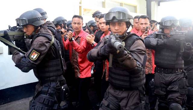 Pasukan Anti Teror Serbu Gedung Merdeka Kodam IIISlw