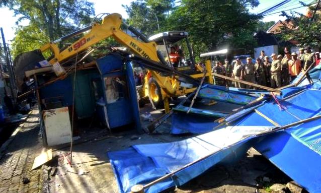 Satpol PP Tertibkan PKL, 37 Kios di Jalan Hasanudin Dibereskan