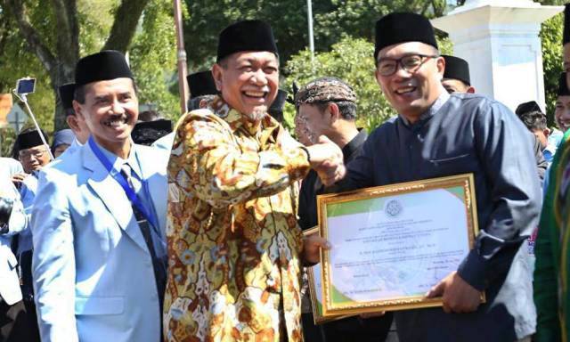 Emil Raih Penghargaan Khidmat Utama Emil Raih Penghargaan Khidmat Utama