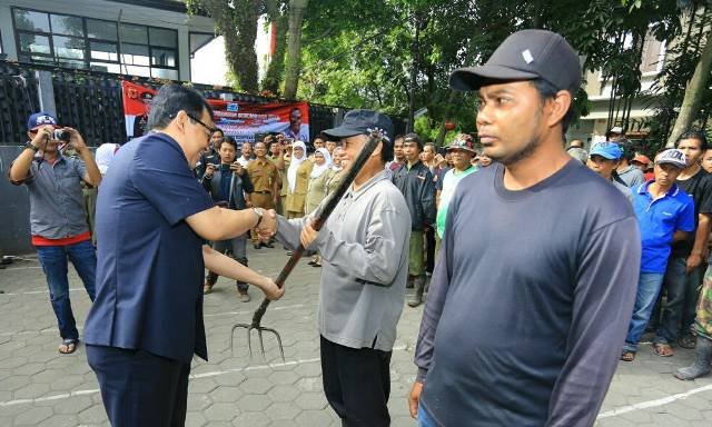 Yossi Ajak Masyarakat Kompak Padat Karya Yossi Irianto - Padat Karya