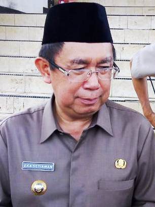 Kritisi Sikap Politik Bupati Eka