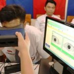 Petugas Disdukcasip melakukan perekaman e-KTP bagi para pemilih pemula dalam menghadapi Pilkada Kabupaten Bandung Barat