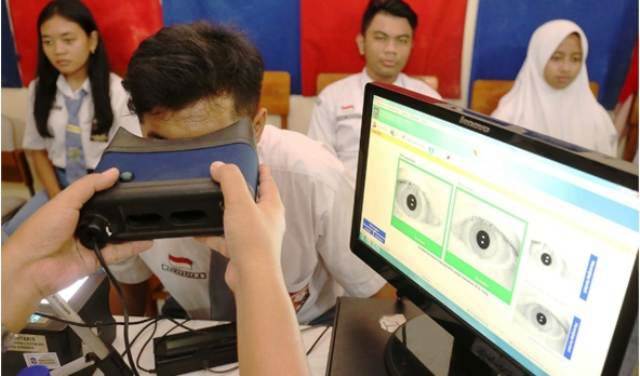 Petugas Disdukcasip melakukan perekaman e-KTP bagi para pemilih pemula dalam menghadapi Pilkada Kabupaten Bandung Barat