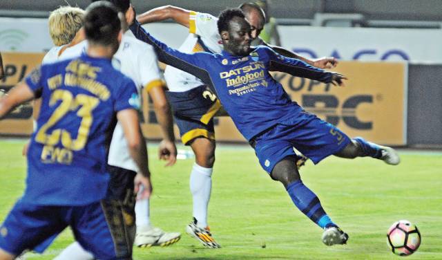Dihantui Badai Cedera, Persib Andalkan Pemain Muda essien-persib