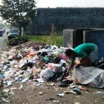 Terkendala Armada, Sampah di Garut Menumpuk