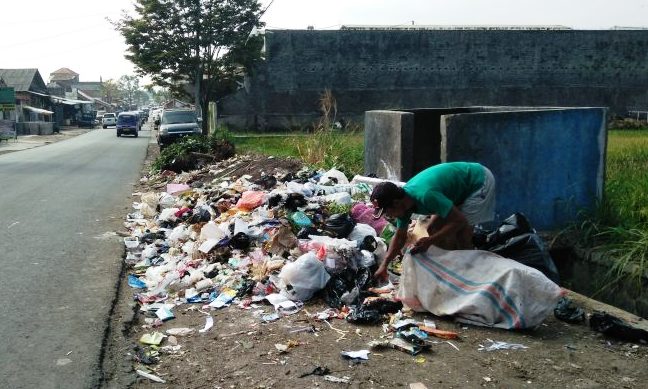 Terkendala Armada, Sampah di Garut Menumpuk