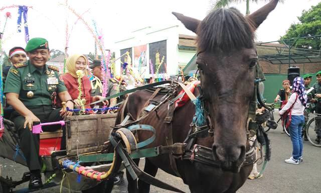 51 Pengamen Dinikahkan Dankodiklat nikah masal