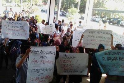 pedagang pasar baru subang demo