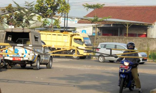 Telat, Gerbang Pemkab Digembok