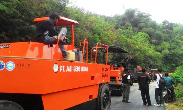 Jalan Kabupaten di Sumedang Banyak Terbengkalai