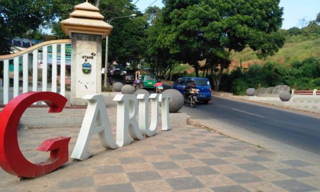 Jalan di Garut Terlihat Cantik dan Indah Jalan di Garut Terlihat Cantik dan Indah
