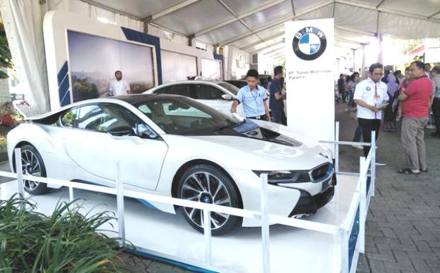 Manjakan Pengunjung dengan Mobil Mewah