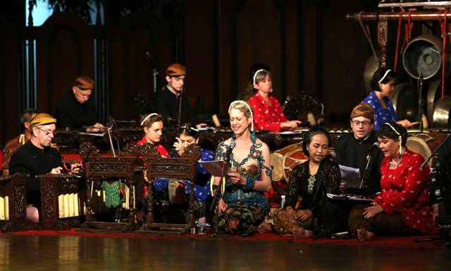 Cathy Eastburn - sinden inggris