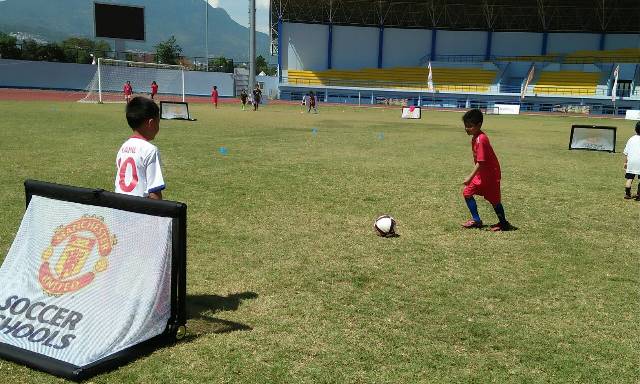 Pelatih Manchester Latih Anak Bandung