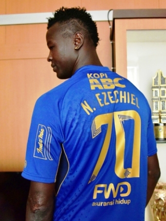 Ezechiel N`Douassel Bisa Dimainkan Ezechiel N`Douassel Bisa Dimainkan