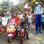 SENYUM LEPAS: Sejumlah penonton merasa terhibur dengan adanya pagelaran karnaval dan jampanan yang digelar di kelurahan Burangrang, Lengkong, kemarin.