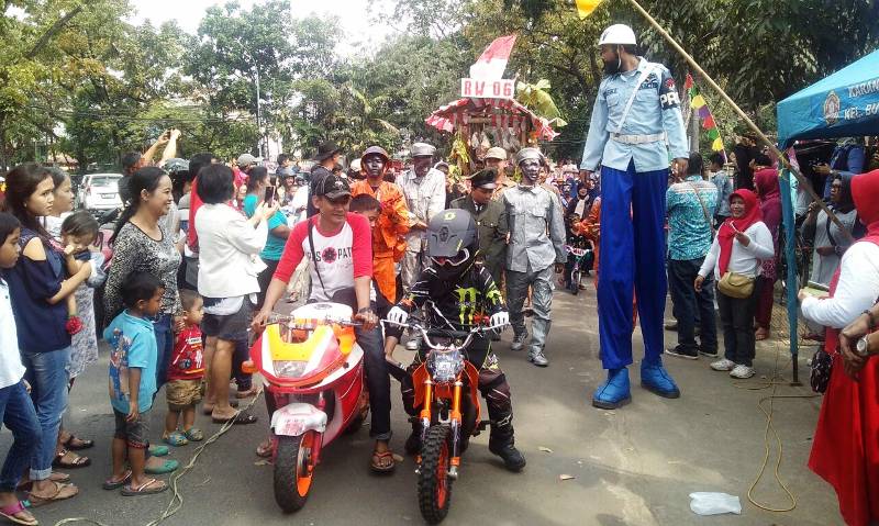 SENYUM LEPAS: Sejumlah penonton merasa terhibur dengan adanya pagelaran karnaval dan jampanan yang digelar di kelurahan Burangrang, Lengkong, kemarin.