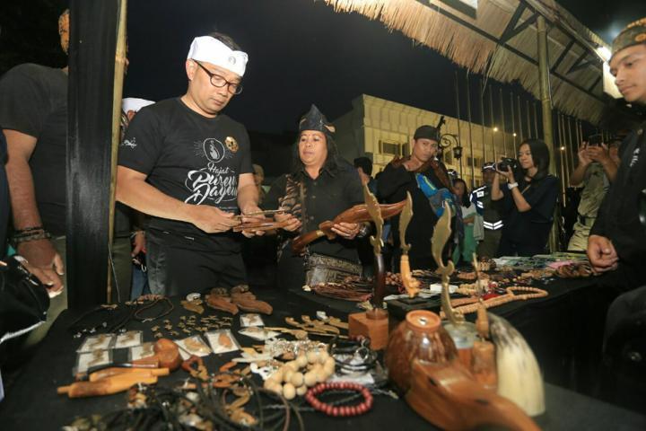 Pabaru 1954 Emil Terima Kalender Sunda