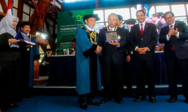 ITB Ganjar Penghargaan Tiga Menteri