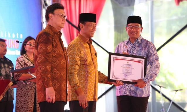 Raih Nilai Tertinggi LPPD Raih Nilai Tertinggi LPPD