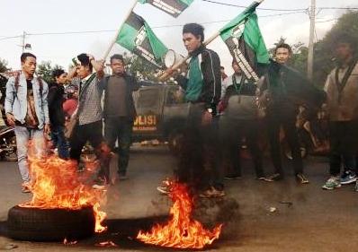 Demonstrasi Diwarnai Aksi Saling Dorong demo mahasiswa