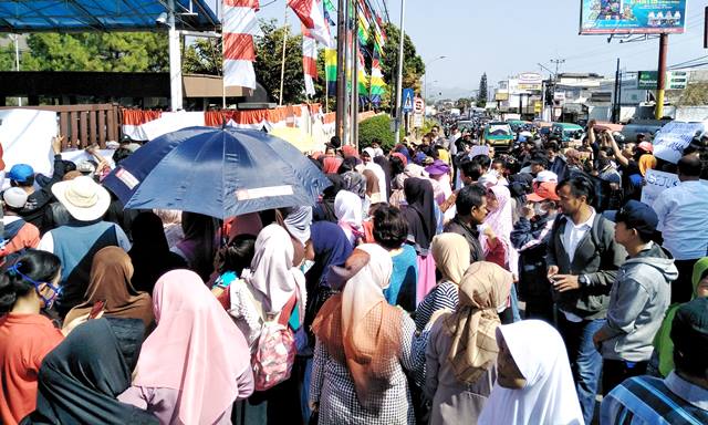 Ratusan Warga Kembali Demo Ultra Jaya demo ultra jaya