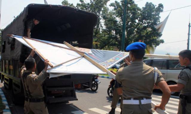 Satpol PP Dinilai Tebang Pilih Satpol PP Dinilai Tebang Pilih