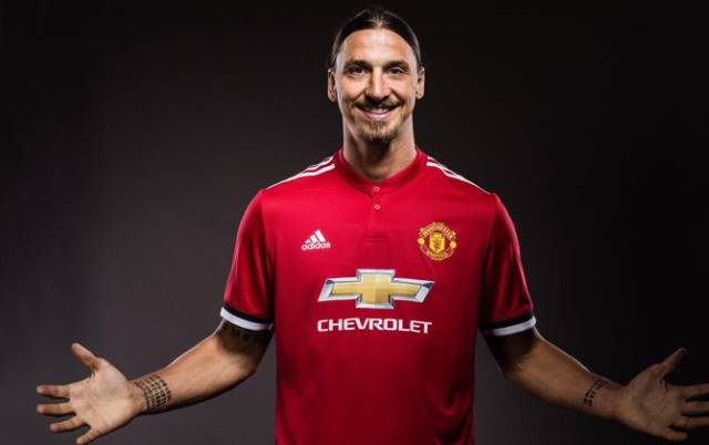 Ibrahimovic Resmi Kembali ke Man United dan Kenakan Nomor 10