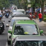 PADAT MERAYAP: Ribuan pengendara saat memadati kawasan wisata di Lembang, Kabupaten Bandung Barat, beberapa waktu lalu. Sejumlah kawasan wisata masih diserbu pemudik lokal untuk mengisi liburan.