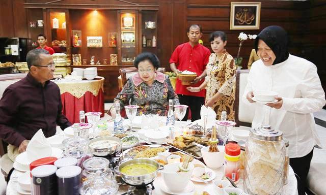 Makan Siang Semeja, Dahlan Cerita Beasiswa