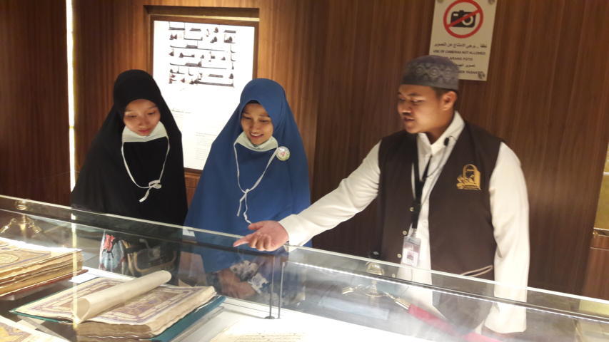 Pemandu Museum Alquran Kangen Bahasa Cirebon