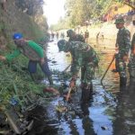 TNI Sisir Sungai Cidurian, Bersihkan Sampah
